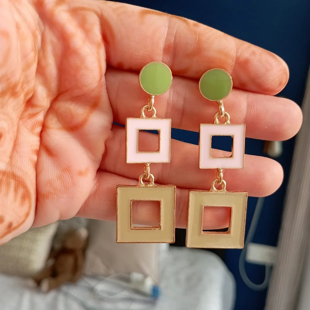 ♥️ Retro 70s Chic Earrings - Picture 5 of 10